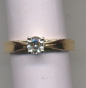 Beautiful 18 Kt Gold  Natural Diamond Ring